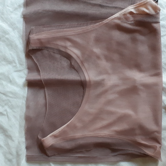 Alo Yoga Layer-Up Mesh Tank - Picture 3 of 6